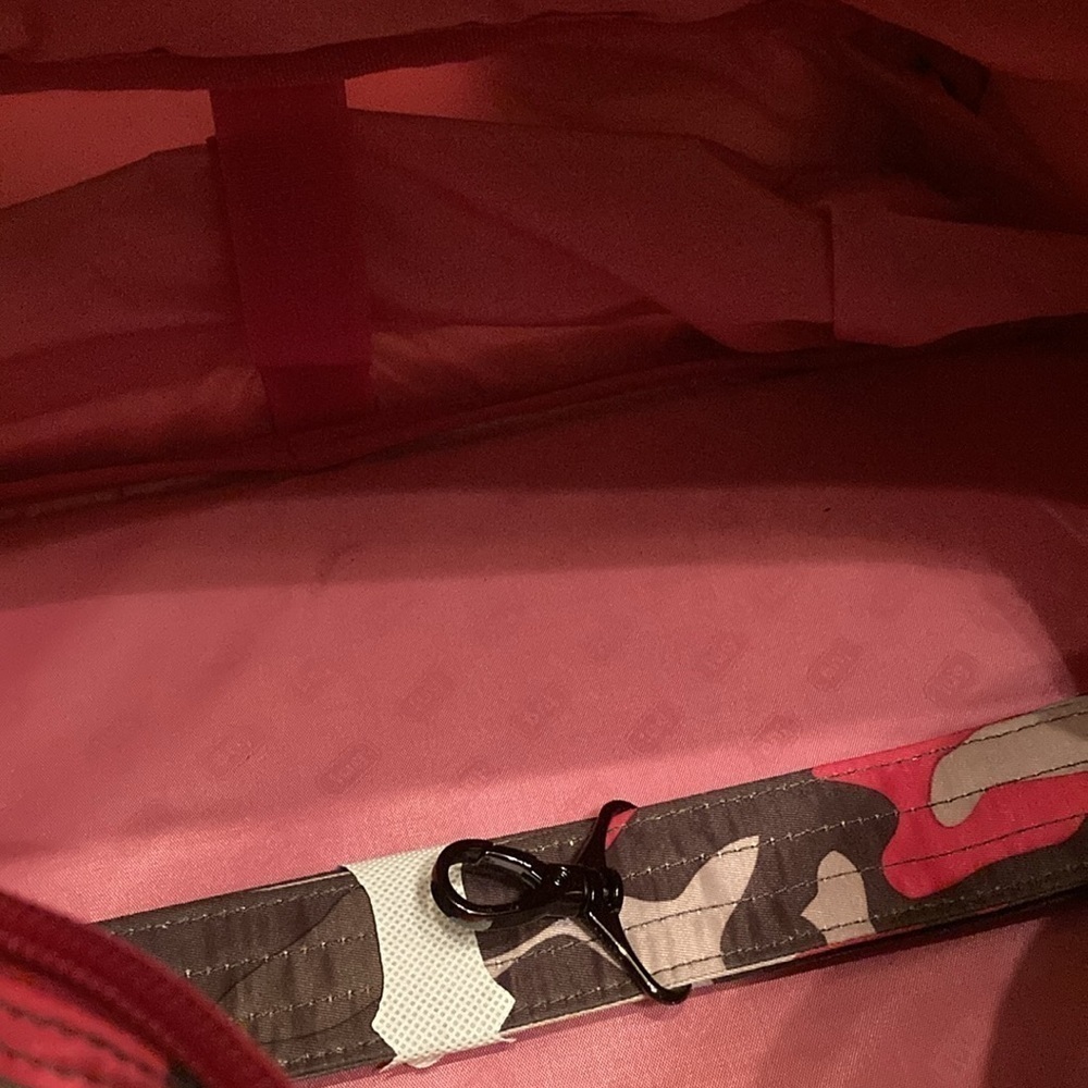 Lug Propeller Pink Camouflage Quilted Duffel Bag BNWT - Picture 9 of 13